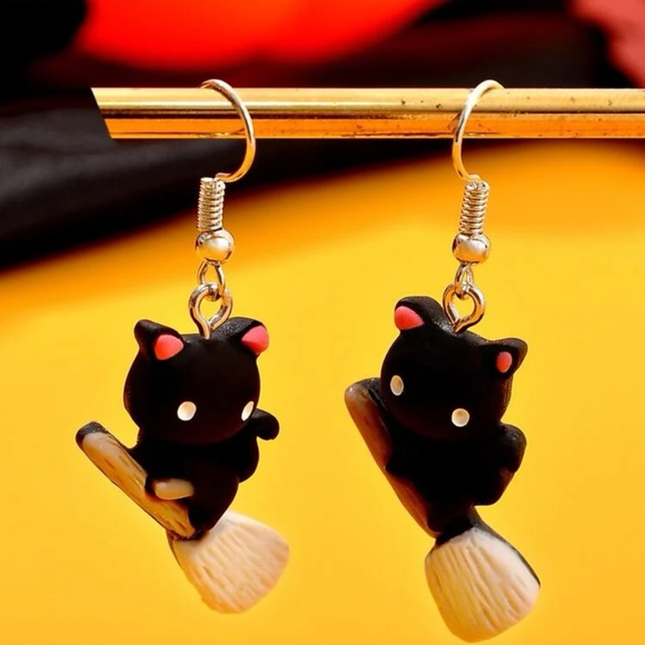 🐈‍⬛ Adorable Cartoon Black Kitty Cat On Broom Drop Earrings 🧹 - Picture 2 of 4